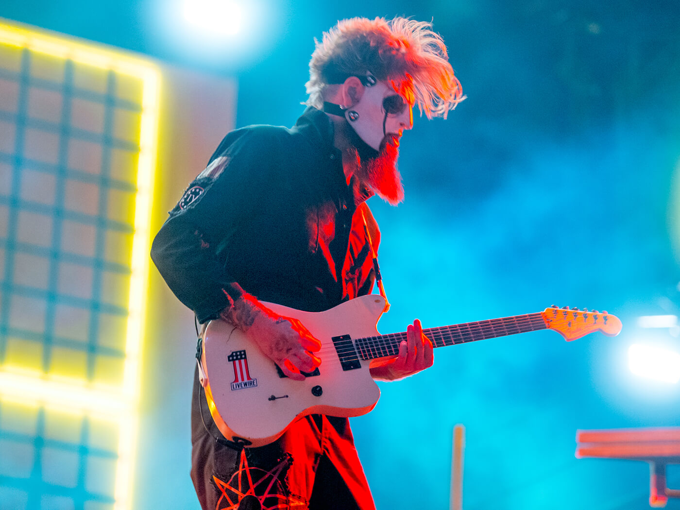 Jim Root live with white fender jazzmaster