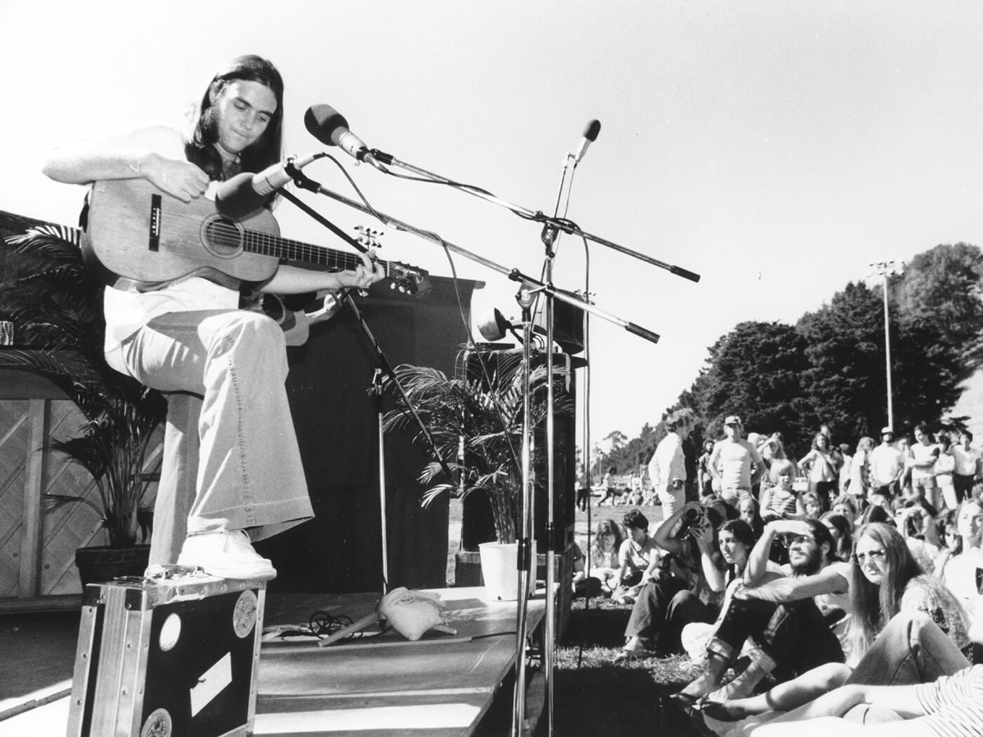Terry Reid playing to a crowd