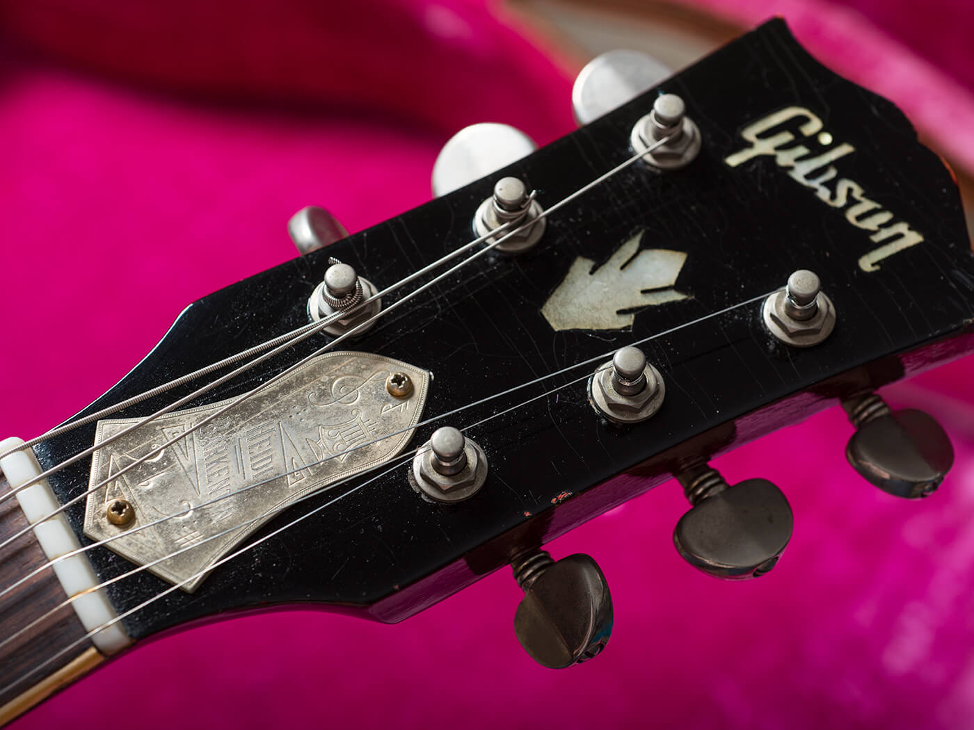 GM380 Money Shot Gibson ES 330 (Headstock)