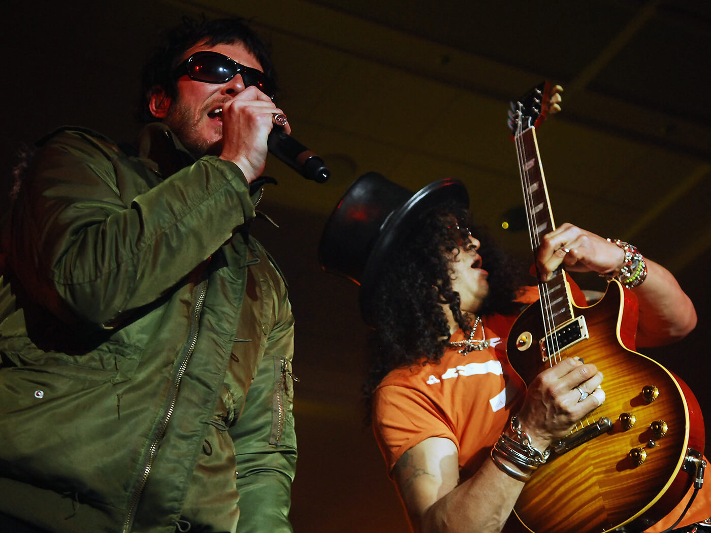 Scott Weiland and Slash performing in Velvet Revolver