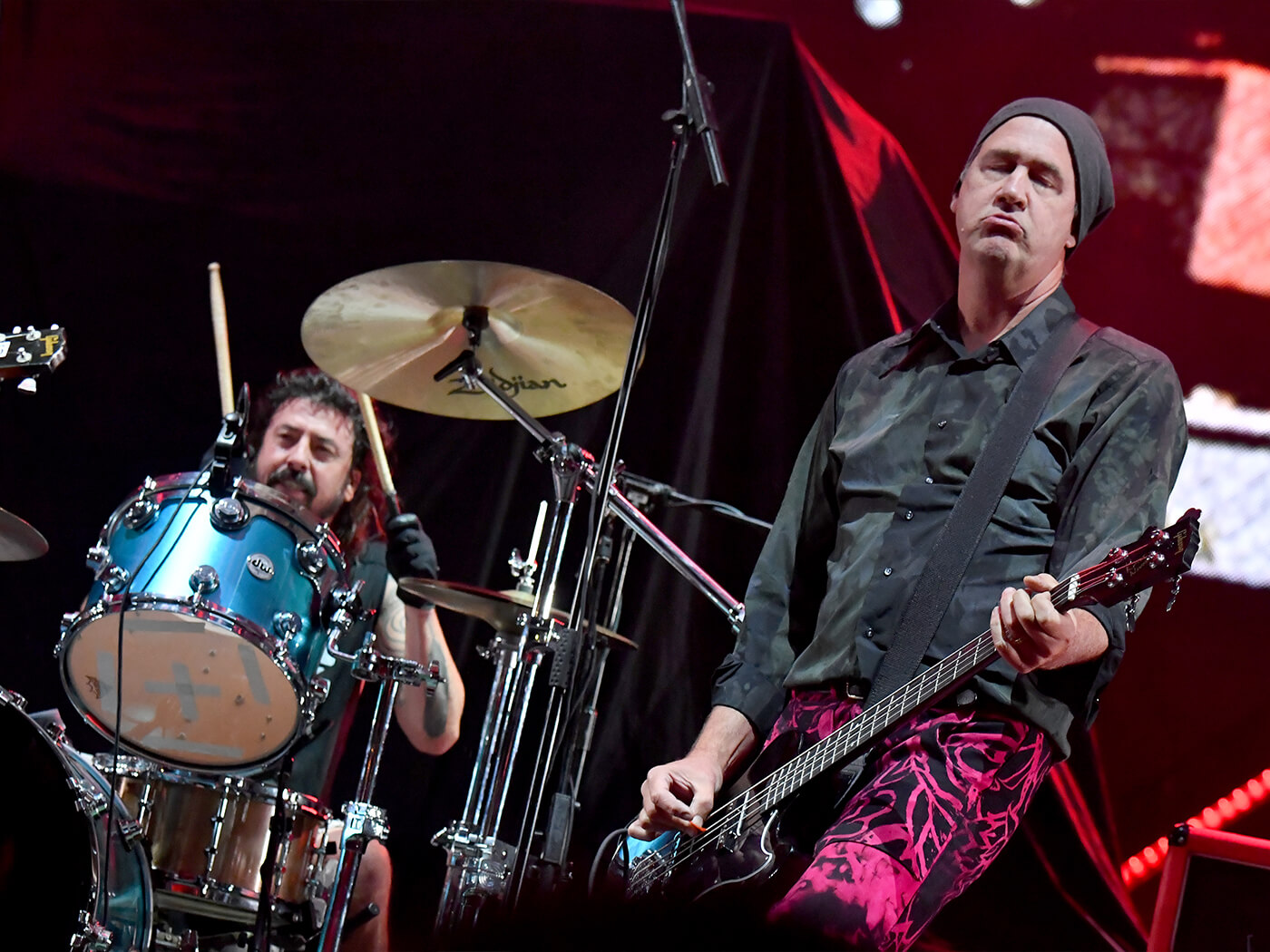 Dave Grohl and Krist Novoselic onstge
