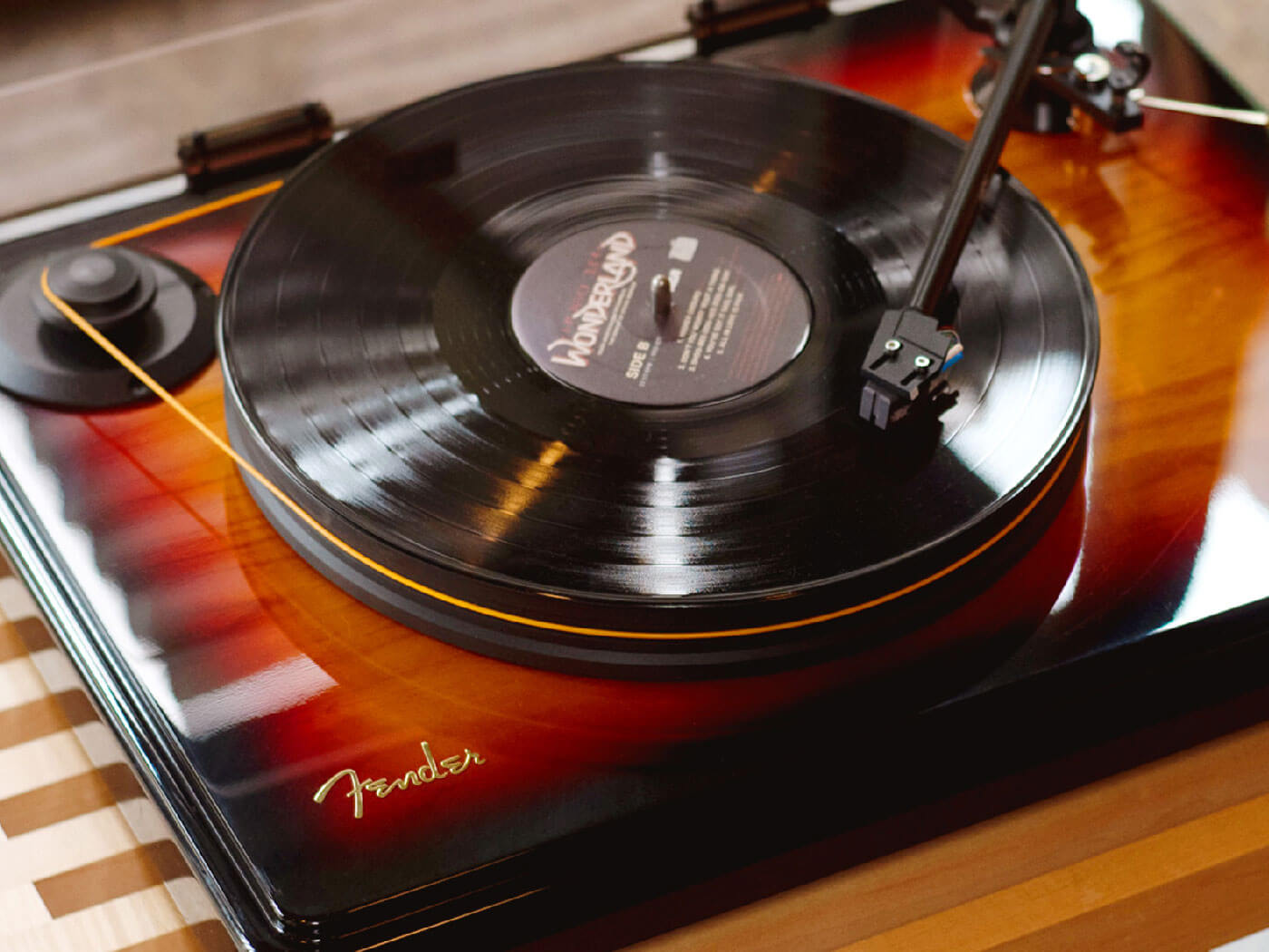 tjære Romantik I forhold Fender teams up with MoFi for an ultra-high-end vinyl turntable, inspired  by the Precision Bass