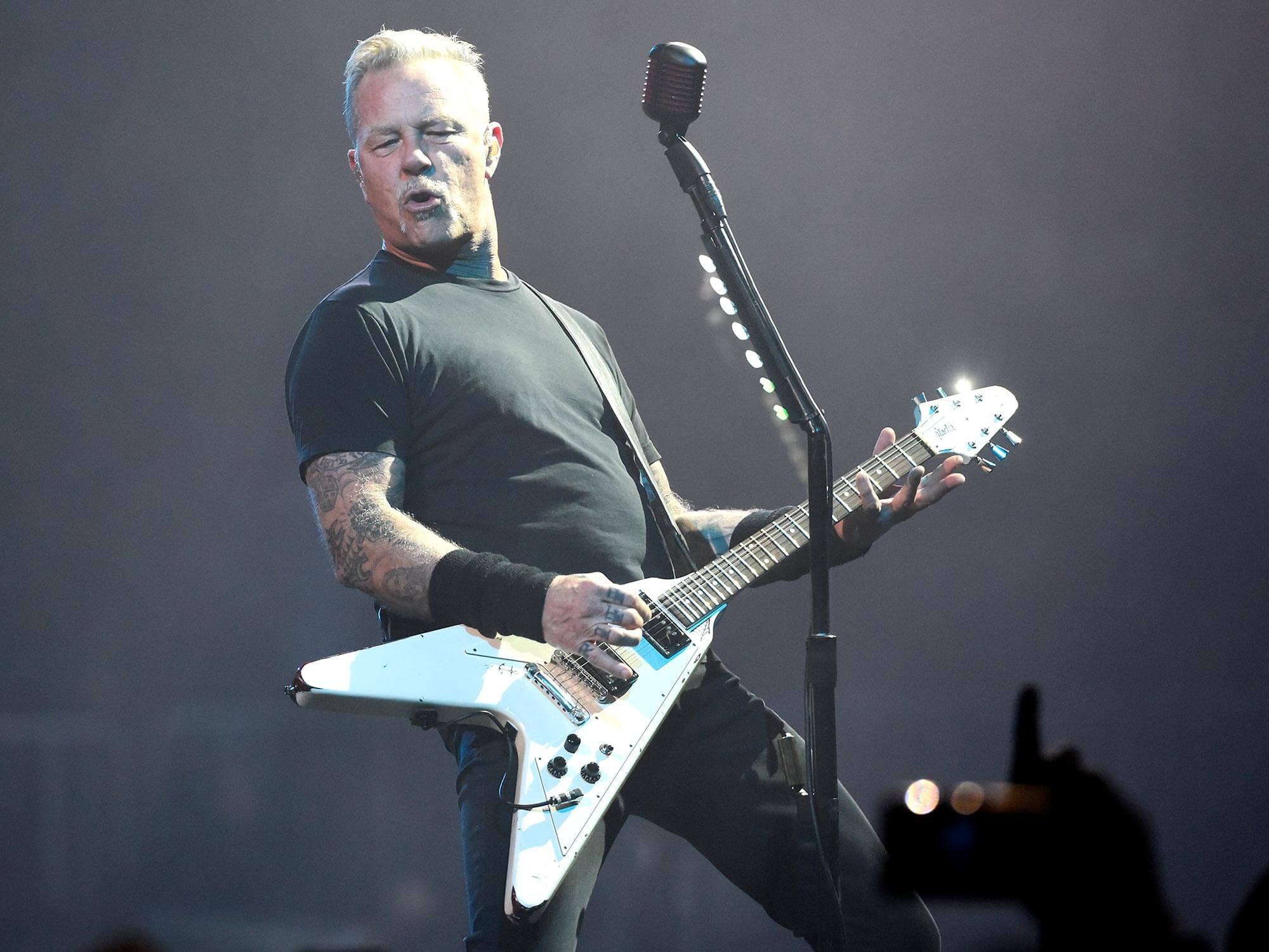dvs. Fritid År Metallica group hug: James Hetfield gets emotional onstage about playing  confidence, shares hug with band | Guitar.com | All Things Guitar