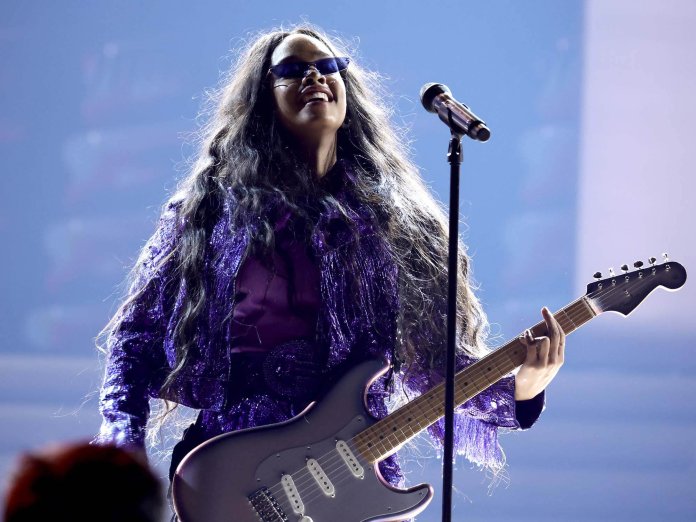 H.E.R. performing at the Grammy Awards 2022