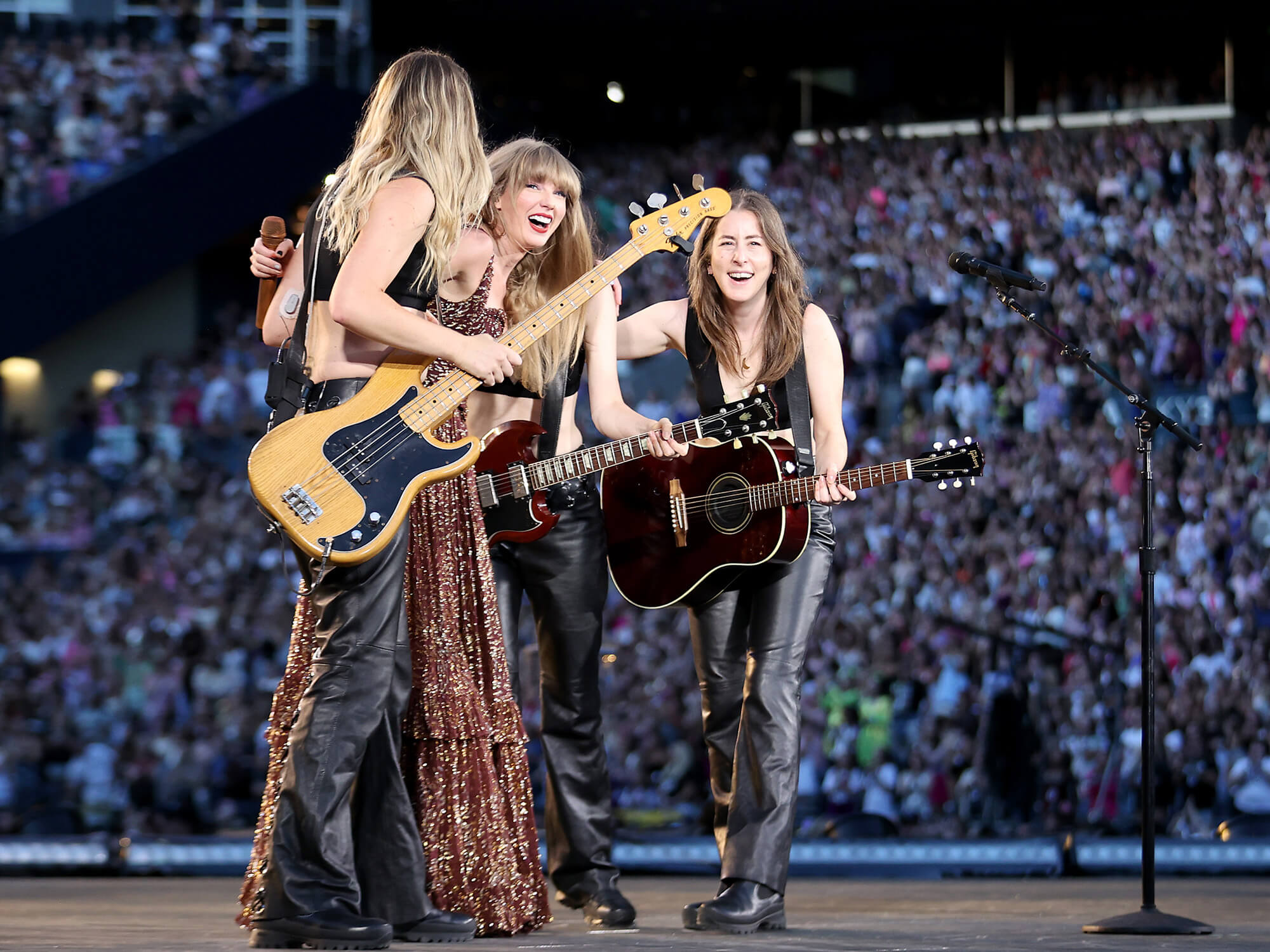 Taylor Swift with Haim on stage