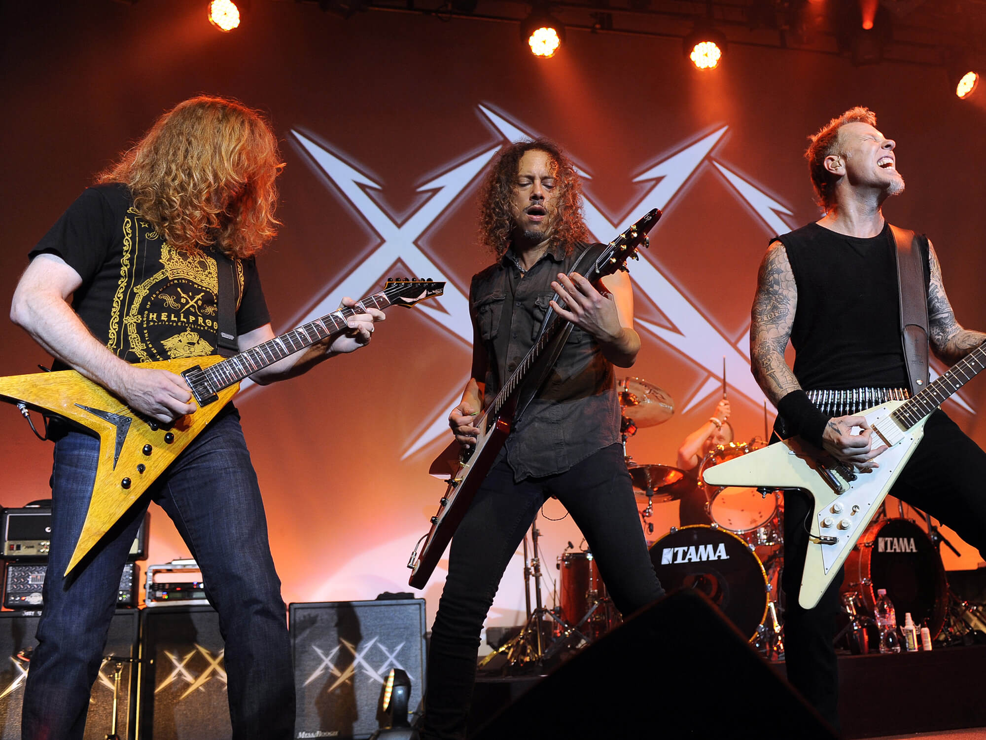 Dave Mustaine on stage with Kirk Hammett and James Hetfield of Metallica