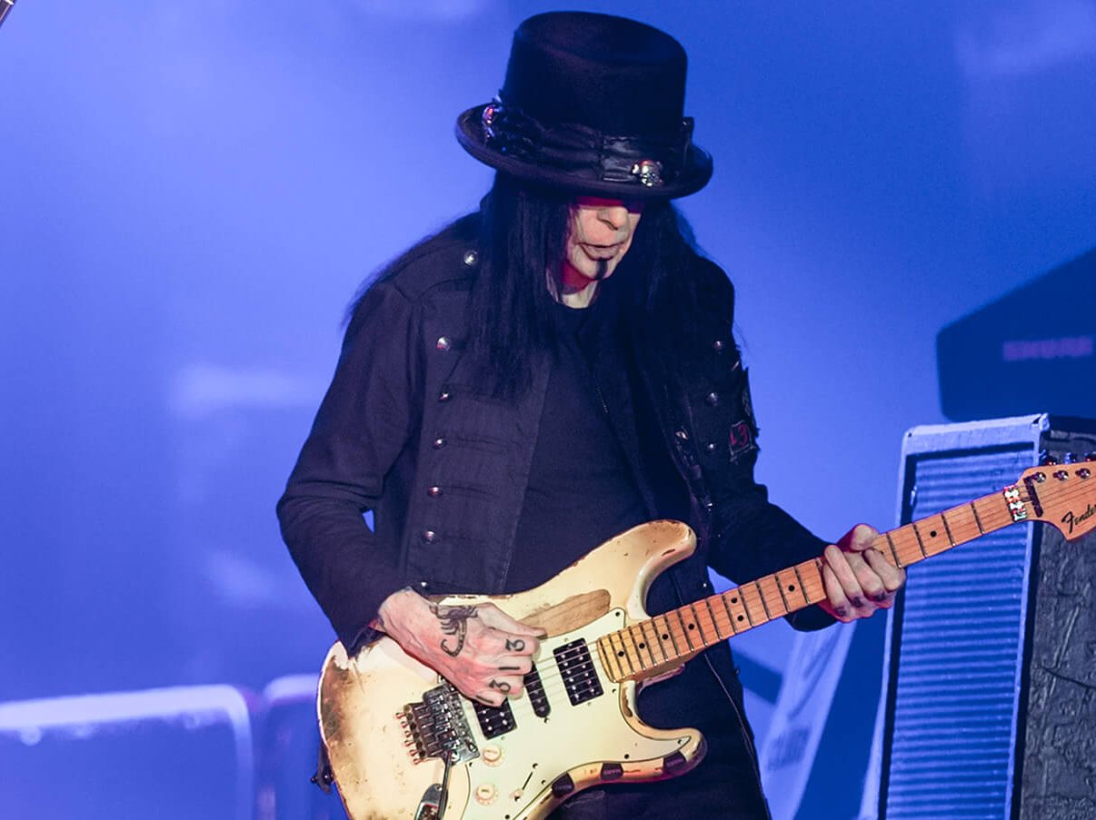 Nikki Sixx and Mick Mars on stage in 2015