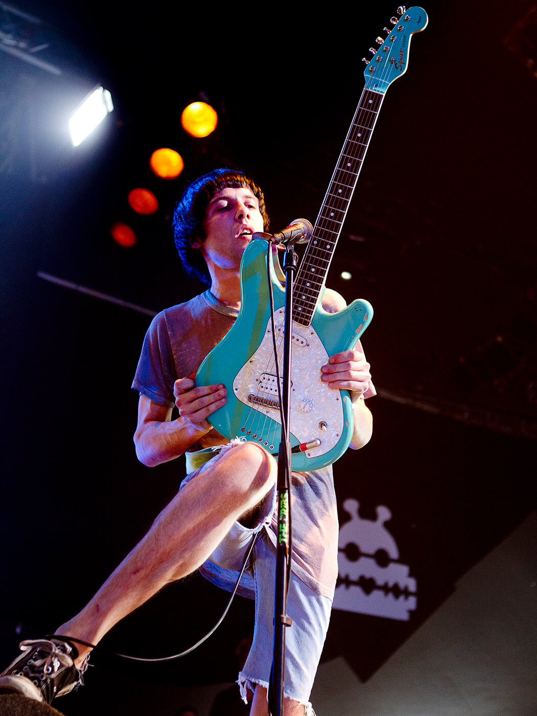 Ryan Jarman of The Cribs performing with a Squier Venus guitar in 2012 by Paul Bergen/Redferns via Getty Images