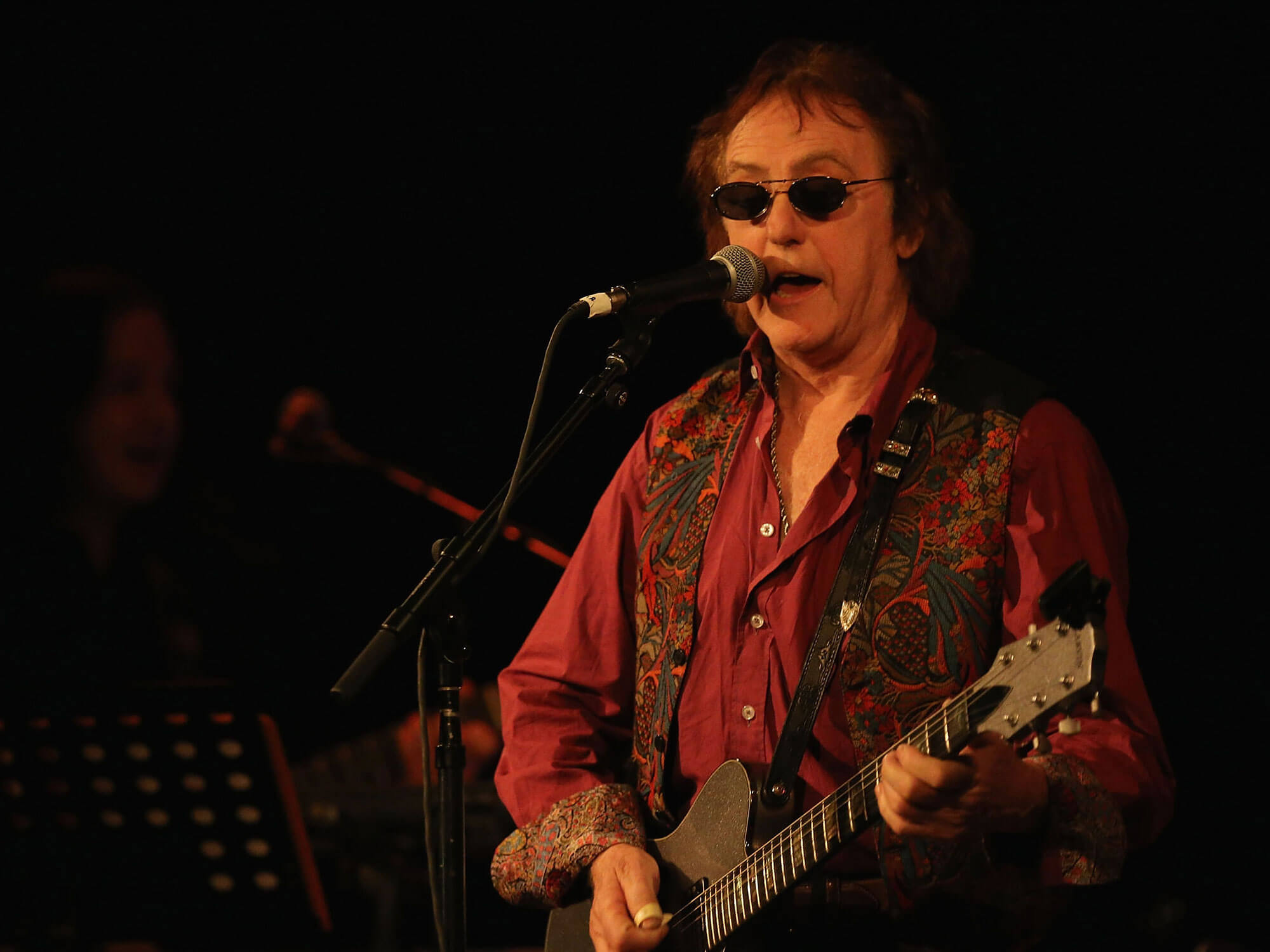 Denny Laine performing live