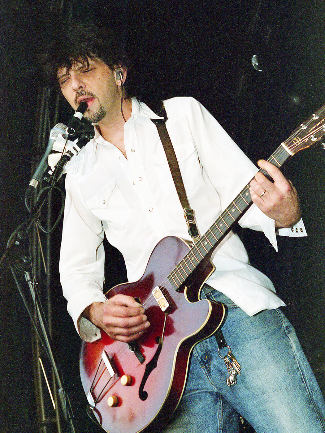 Mark Linkous of Sparklehorse performing in 2003, photo by Jim Dyson/Getty Images