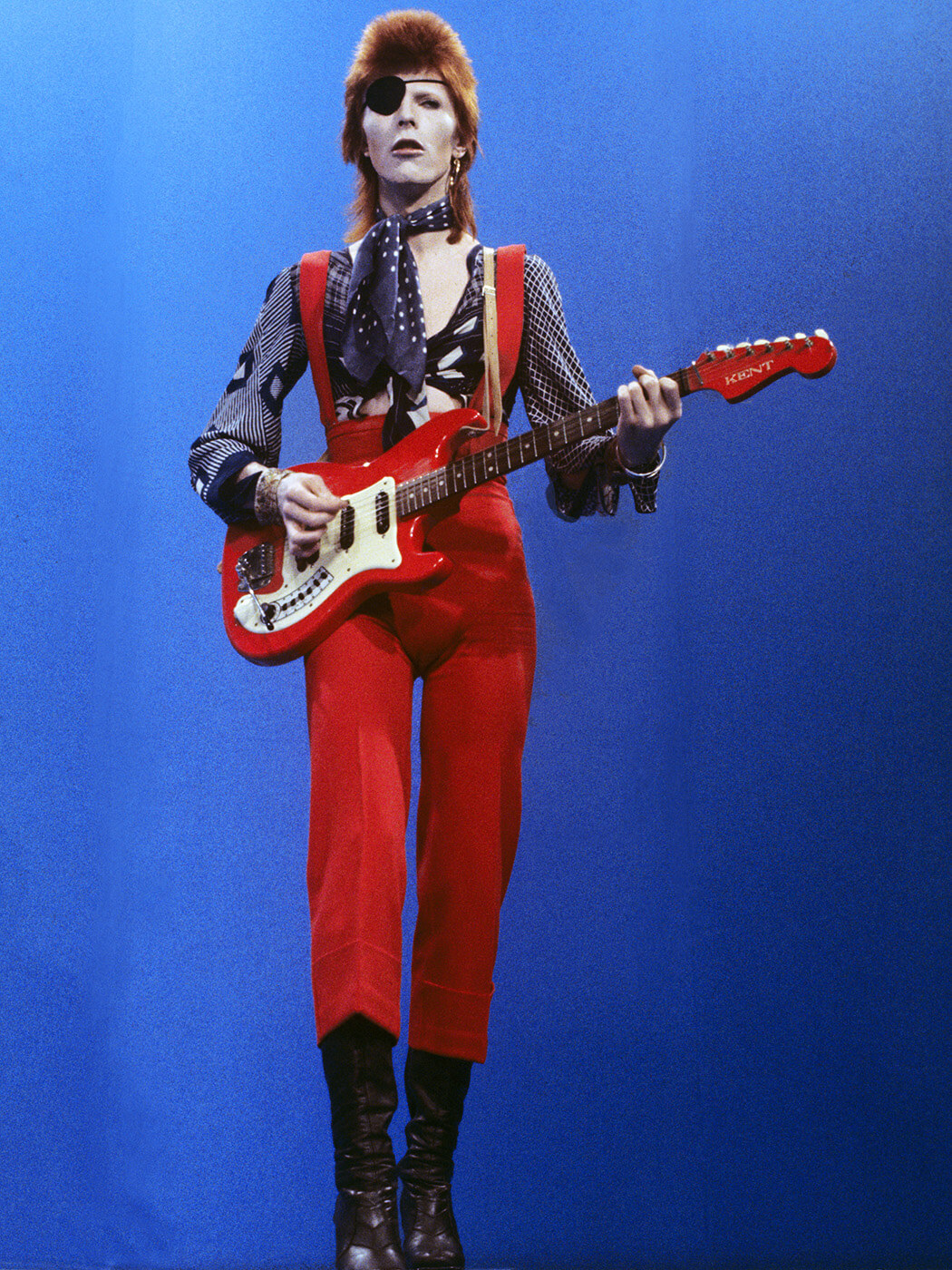 David Bowie performing with a Hagstrom Kent guitar in 1974, photo by Gijsbert Hanekroot/Redferns via Getty Images