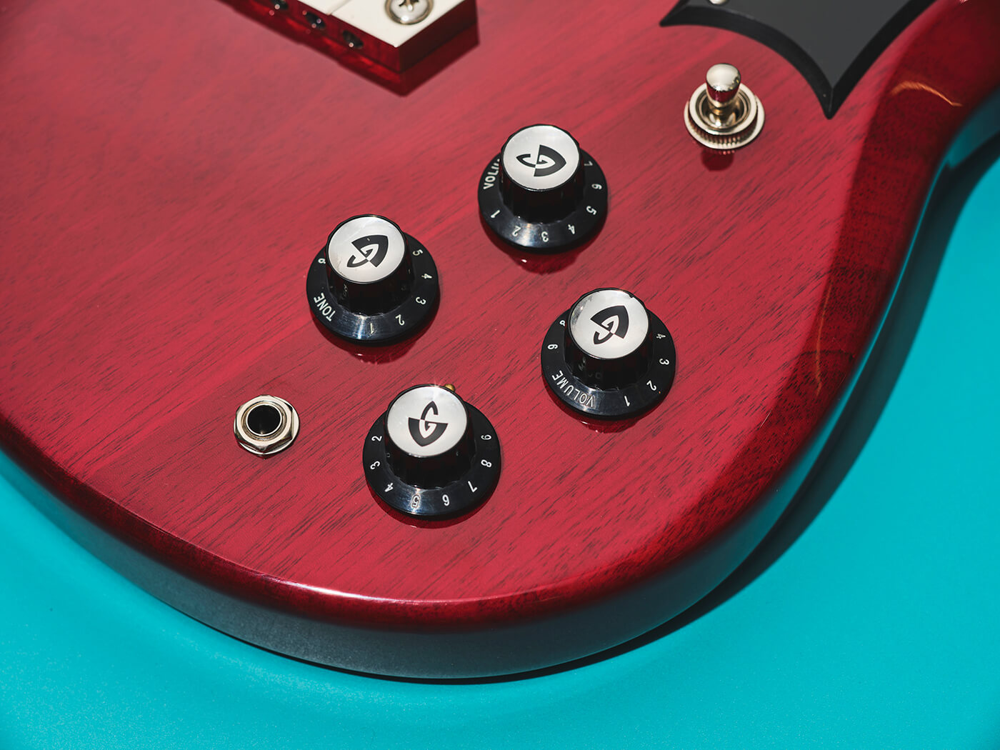 Tone and volume knobs on the Guild Polara Deluxe in cherry red, photo by Adam Gasson
