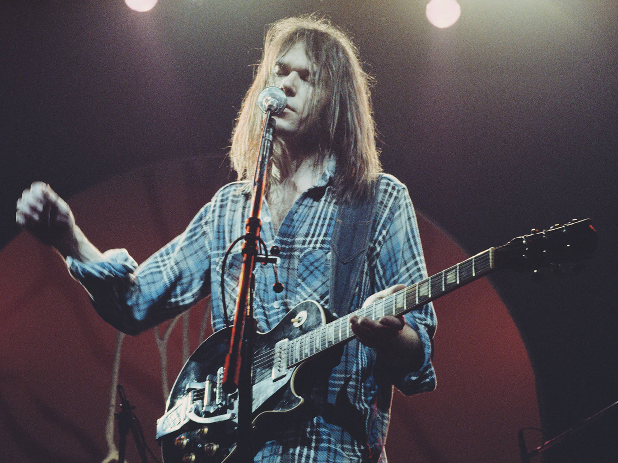 Neil Young performing in London in 1976, photo by Michael Putland/Getty Images