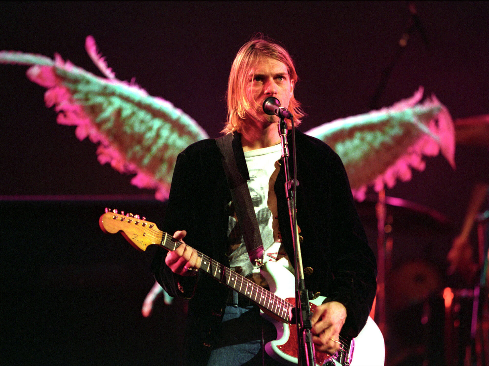 Kurt Cobain performing live