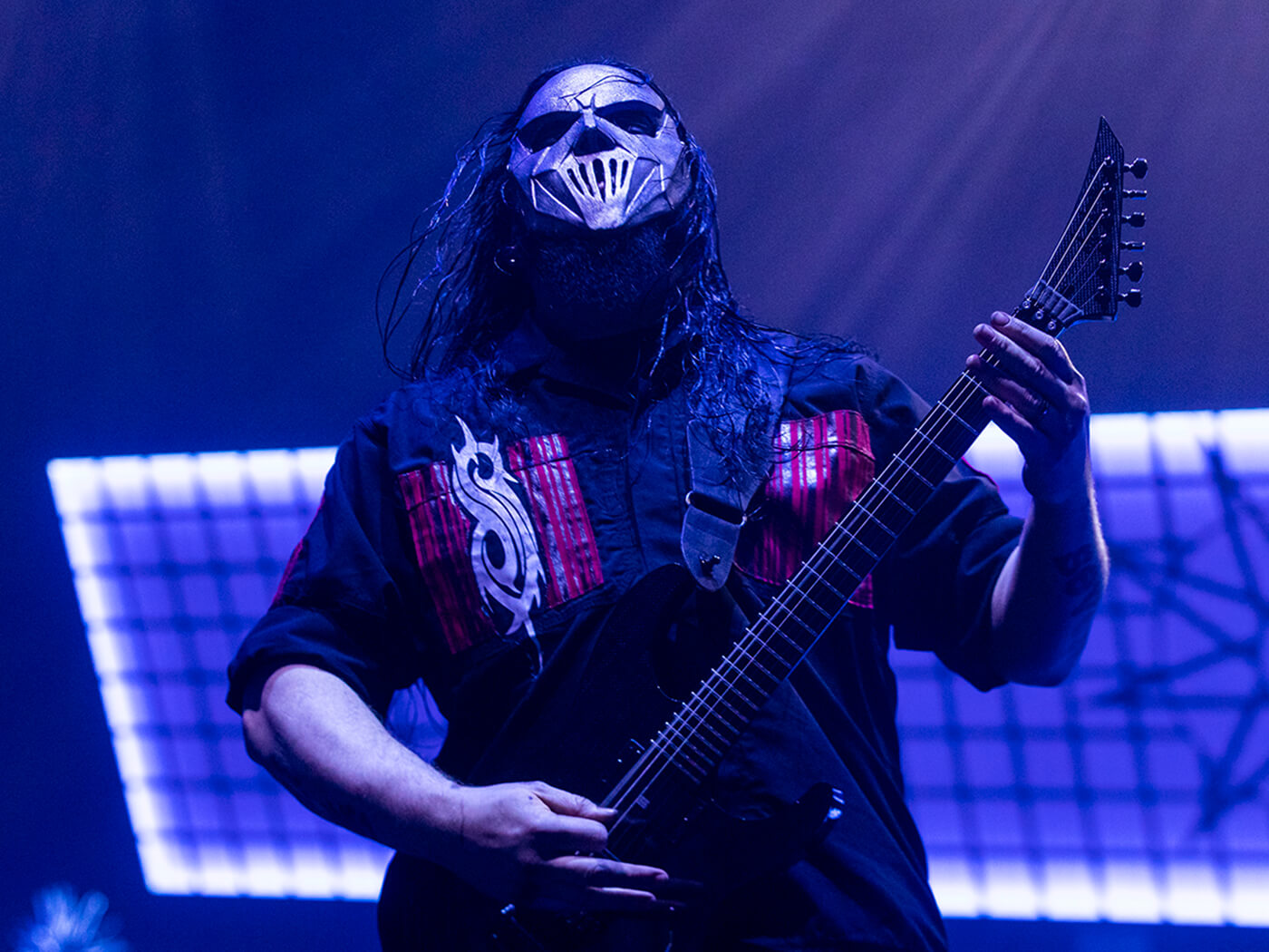 Mick Thomson of Slipknot performing with a Jackson guitar in 2020, photo by Michael Campanella/Redferns via Getty Images