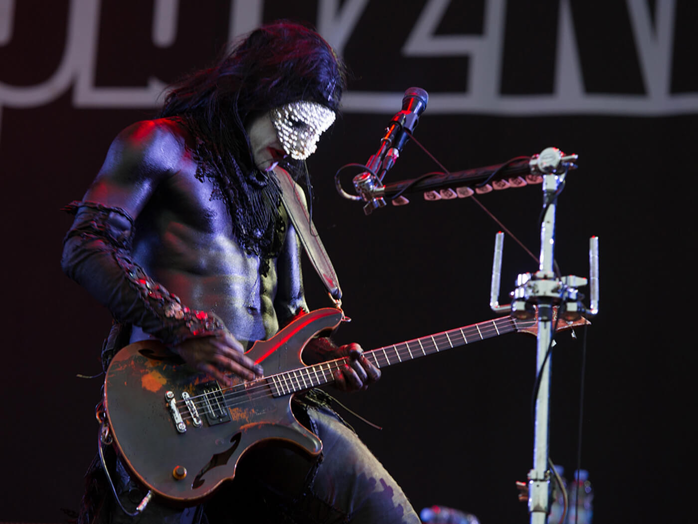 Wes Borland of Limp Bizkit performing with his Custom Cremona 4-string in 2013, photo by Ollie Millington/Getty Images