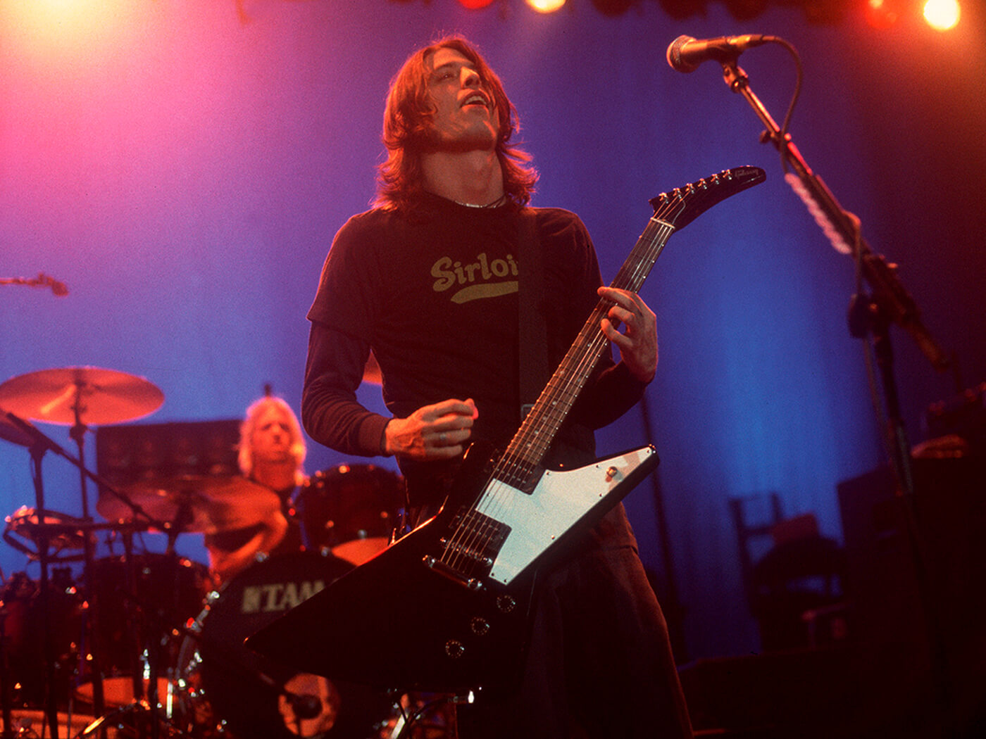 Dave Grohl performing with the Foo Fighers in 2001. He plays his black Gibson Explorer, photo by Paul Natkin/Getty Images