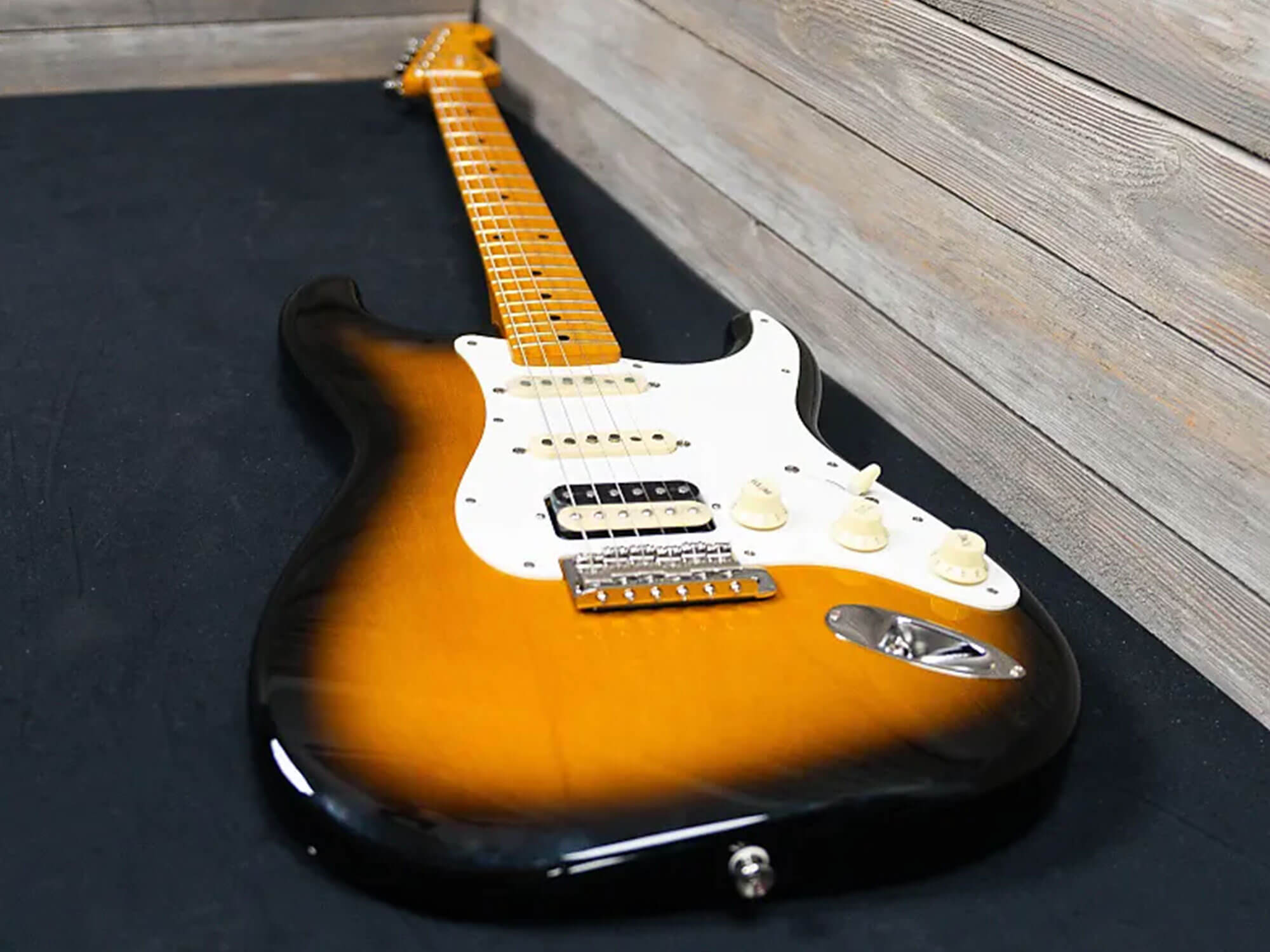 Fender JV Modified 50s Stratocaster HSS – 2 Tone Sunburst