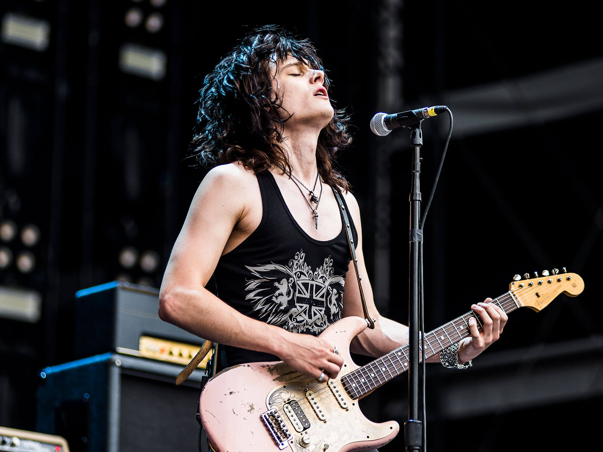 Tyler Bryant performing live